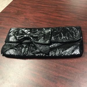 Shiny black clutch